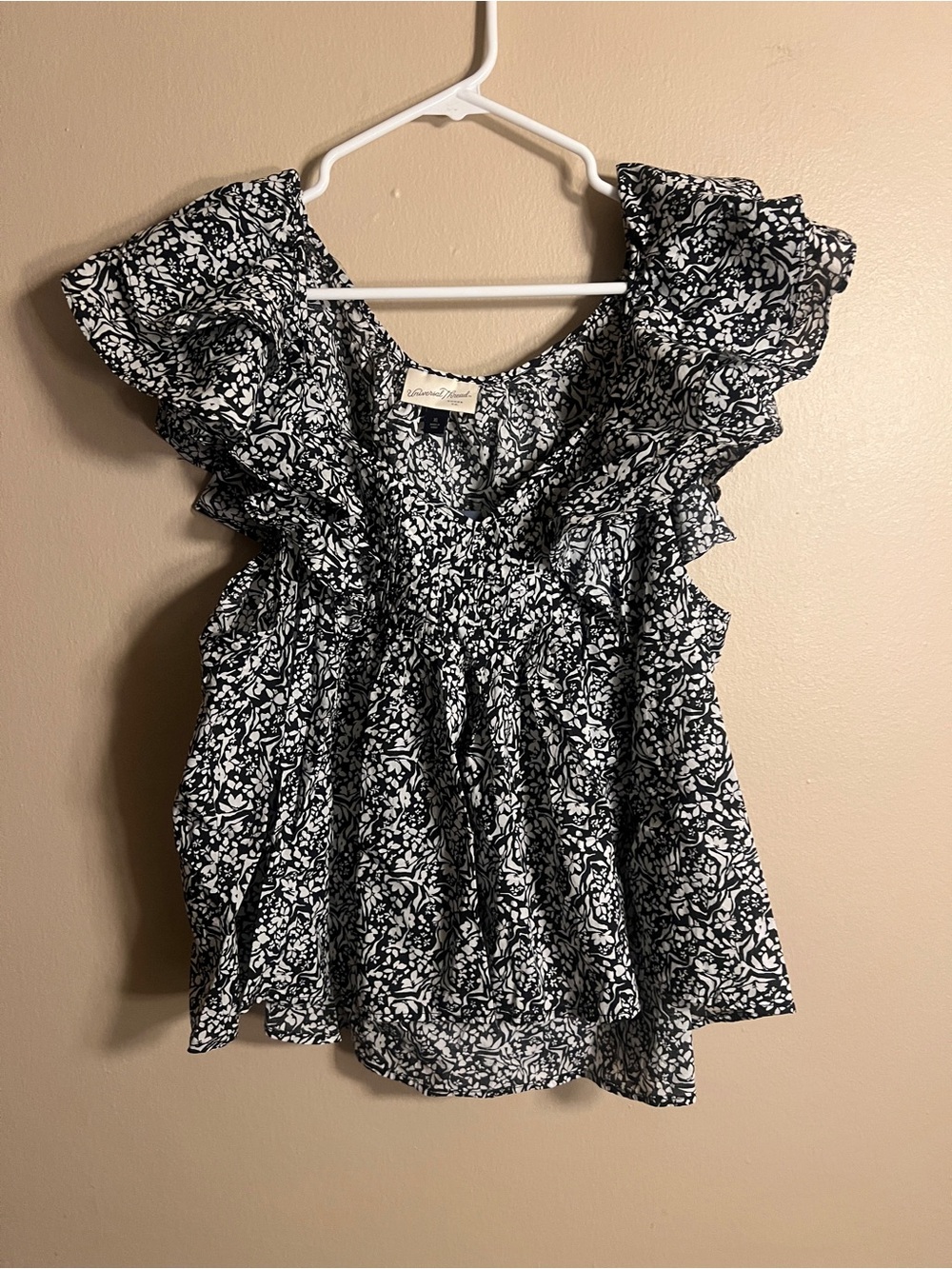 Universal Thread Black and White Floral Ruffle Sleeveless Top